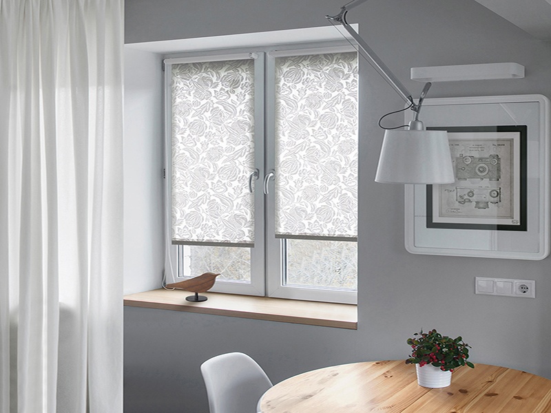 Монтаж рулонной шторы на створку окна - изображение 1 - заказать онлайн в салоне штор Benone в Королеве